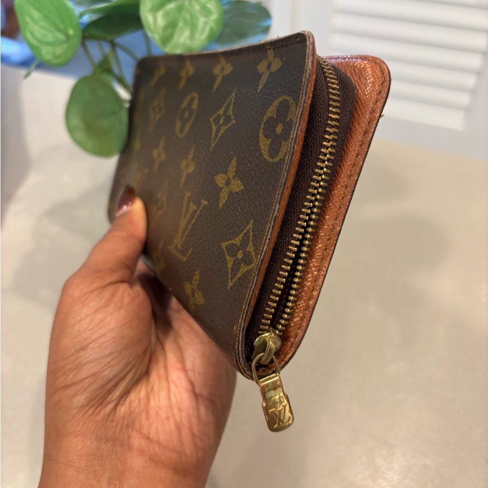 LV Monogram Zippy Wallet - Picture 8 of 10